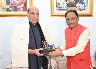 केन्द्रीय रक्षा मंत्री राजनाथ सिंह राजधानी रायपुर स्थित मुख्यमंत्री निवास पहुँचे