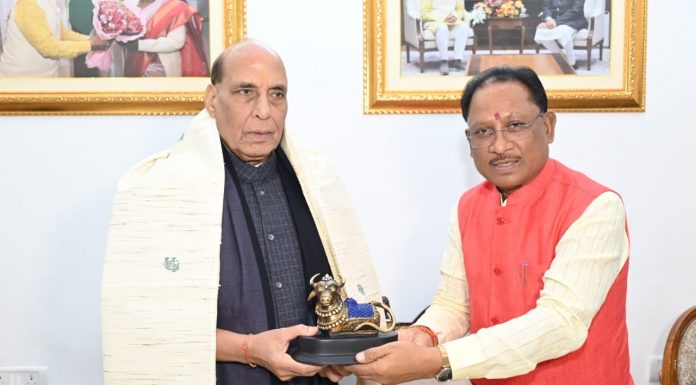 केन्द्रीय रक्षा मंत्री राजनाथ सिंह राजधानी रायपुर स्थित मुख्यमंत्री निवास पहुँचे