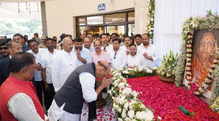 केन्द्रीय रक्षा मंत्री और मुख्यमंत्री स्कूल शिक्षा मंत्री अग्रवाल की माता के शांति मिलन कार्यक्रम में हुए शामिल