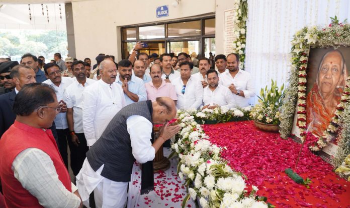 Union Defense Minister and Chief Minister attended the peace meeting program of School Education Minister Agarwal's mother.