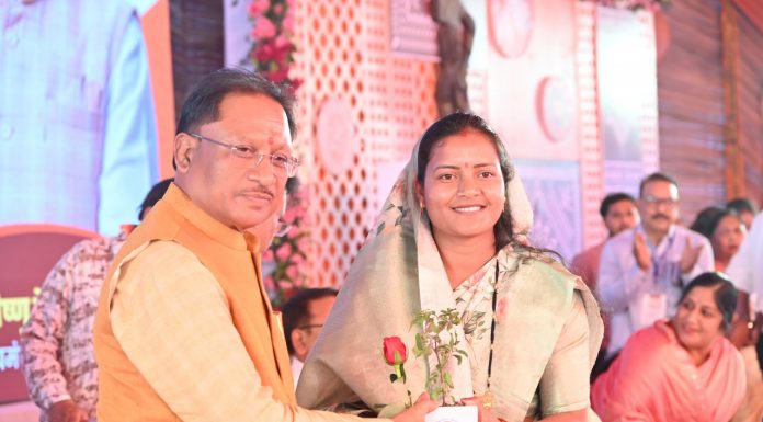 मुख्यमंत्री विष्णु देव साय का महिला एवं बाल विकास मंत्री श्रीमती लक्ष्मी राजवाड़े ने तुलसी का पौधा भेंटकर कार्यक्रम स्थल पर किया स्वागत