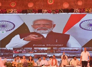 प्रधानमंत्री नरेंद्र मोदी ने बटन दबाकर महतारी वंदन योजना की राशि की अंतरित