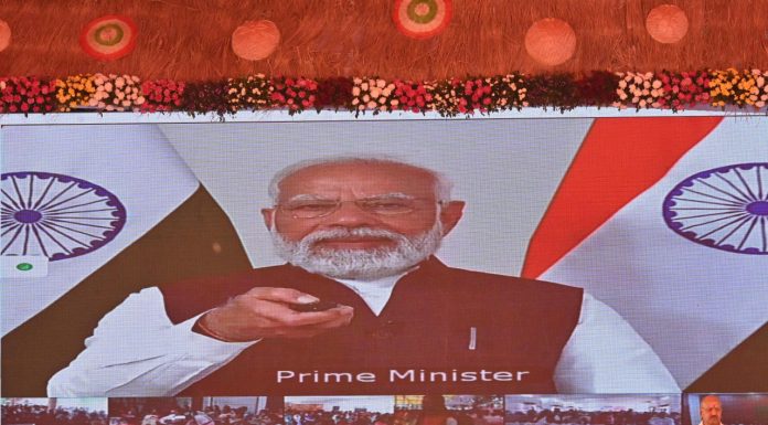 प्रधानमंत्री नरेंद्र मोदी ने बटन दबाकर महतारी वंदन योजना की राशि की अंतरित