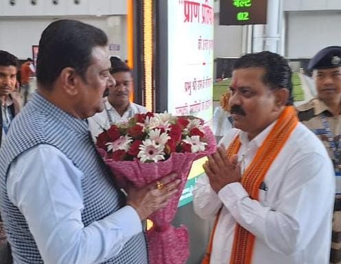 केंद्रीय राज्यमंत्री कपिल मोरेश्वर पाटिल का उपमुख्यमंत्री विजय शर्मा ने एयरपोर्ट पर किया आत्मीय स्वागत