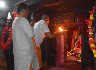 धर्मस्व एवं संस्कृति मंत्री बृजमोहन अग्रवाल ने मां दंतेश्वरी देवी की पूजा-अर्चना कर प्रदेशवासियों के सुख-समृद्धि और खुशहाली की कामना की