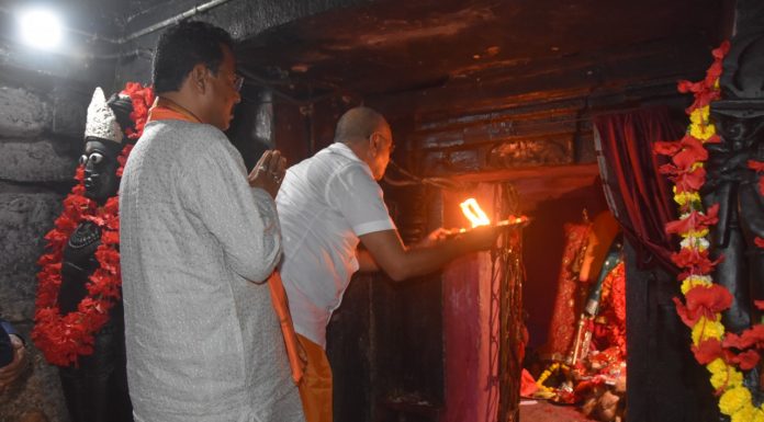 धर्मस्व एवं संस्कृति मंत्री बृजमोहन अग्रवाल ने मां दंतेश्वरी देवी की पूजा-अर्चना कर प्रदेशवासियों के सुख-समृद्धि और खुशहाली की कामना की