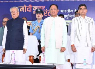रायपुर रेलवे स्टेशन में आयोजित लोकार्पण समारोह में राज्यपाल विश्वभूषण हरिचंदन और मुख्यमंत्री विष्णु देव साय हो रहे हैं शामिल