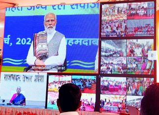 प्रधानमंत्री नरेंद्र मोदी अहमदाबाद से वीडियो कांफ्रेंस से कार्यक्रम से जुड़े