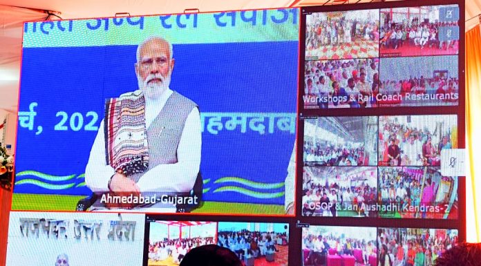 प्रधानमंत्री नरेंद्र मोदी अहमदाबाद से वीडियो कांफ्रेंस से कार्यक्रम से जुड़े