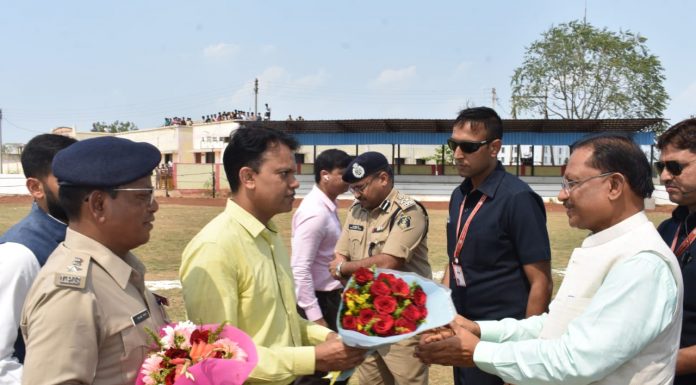 मुख्यमंत्री विष्णु देव साय बालोद स्थित शासकीय घनश्याम सिंह गुप्त महाविद्यालय परिसर हेलीपैड पहुंचे