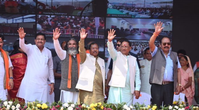 मुख्यमंत्री विष्णु देव साय आदान सहायता राशि वितरण कार्यक्रम में पहुंचे