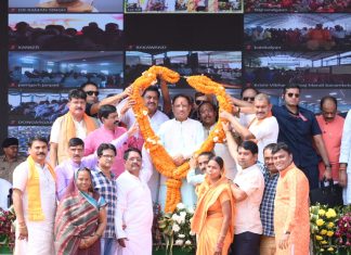 मुख्यमंत्री विष्णुदेव साय का स्थानीय लोगों द्वारा गजमाला से स्वागत एवं सम्मान किया गया