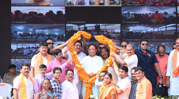 मुख्यमंत्री विष्णुदेव साय का स्थानीय लोगों द्वारा गजमाला से स्वागत एवं सम्मान किया गया