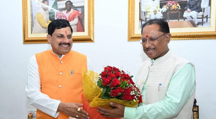 मुख्यमंत्री श्री साय से मध्यप्रदेश के मुख्यमंत्री डॉ. यादव ने की सौजन्य मुलाकात