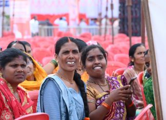 हर चेहरे पर मुस्कान की चमक