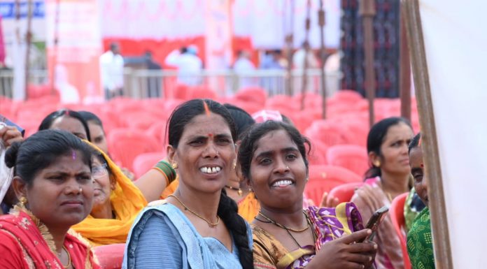 हर चेहरे पर मुस्कान की चमक