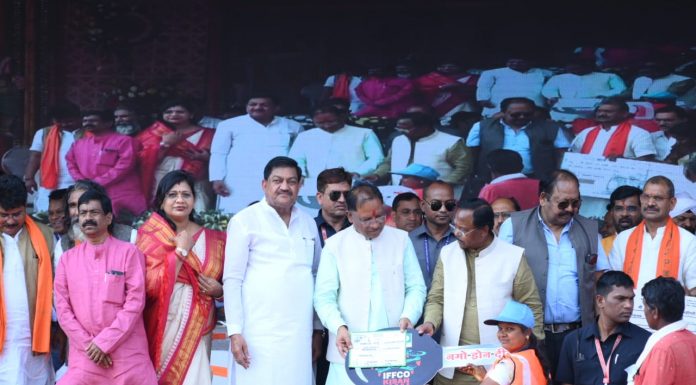 मुख्यमंत्री श्री साय ने ड्रोन दीदी चित्ररेखा को सौंपी ड्रोन की चाबी