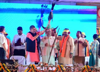 मुख्यमंत्री विष्णु देव साय का पारंपरिक गौर मुकुट और माला पहनाकर स्वागत