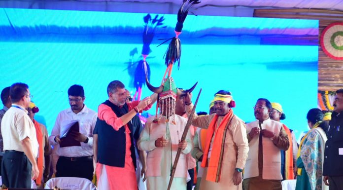 मुख्यमंत्री विष्णु देव साय का पारंपरिक गौर मुकुट और माला पहनाकर स्वागत