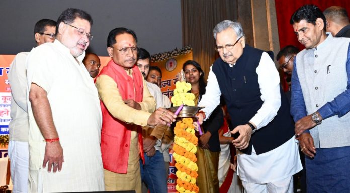 राज्य खेल अलंकरण समारोह 2024 : मुख्यमंत्री विष्णु देव साय राज्य खेल अलंकरण समारोह 2024 में शामिल होने पंडित दीनदयाल उपाध्याय ऑडिटोरियम पहुंचे