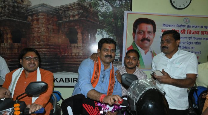 दिव्यांगों के सपनों को मिली नई उड़ान : उपमुख्यमंत्री विजय शर्मा के प्रयासों से मोटर चलित स्कूटी पाकर दिव्यांगजन हुए खुश