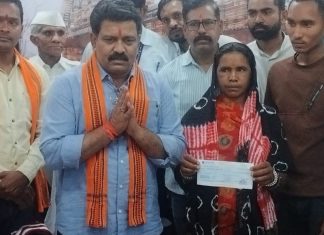 उपमुख्यमंत्री विजय शर्मा ने स्वर्गीय साधराम यादव के परिवार से मुलाकात कर 20 लाख रूपए का चेक प्रदान किया