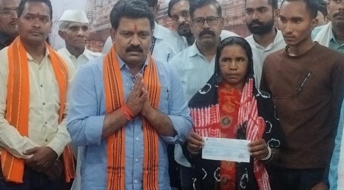 उपमुख्यमंत्री विजय शर्मा ने स्वर्गीय साधराम यादव के परिवार से मुलाकात कर 20 लाख रूपए का चेक प्रदान किया