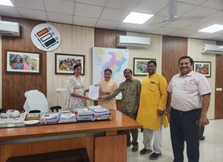 भाजपा सांसद सोनी सहित अजजा मोर्चा अध्यक्ष मरकाम, निर्वाचन आयोग सम्पर्क समिति के संयोजक डॉ. मिश्रा व सह-संयोजक पवार ने मुख्य निर्वाचन पदाधिकारी को पत्र सौंपा