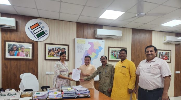 भाजपा सांसद सोनी सहित अजजा मोर्चा अध्यक्ष मरकाम, निर्वाचन आयोग सम्पर्क समिति के संयोजक डॉ. मिश्रा व सह-संयोजक पवार ने मुख्य निर्वाचन पदाधिकारी को पत्र सौंपा