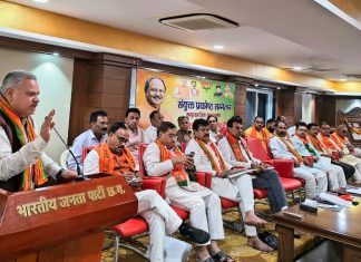 लोकसभा चुनाव में जीत का मंत्र देने कोर कमेटी सदस्यों के बीच पहुंचे अजय जाम्वाल