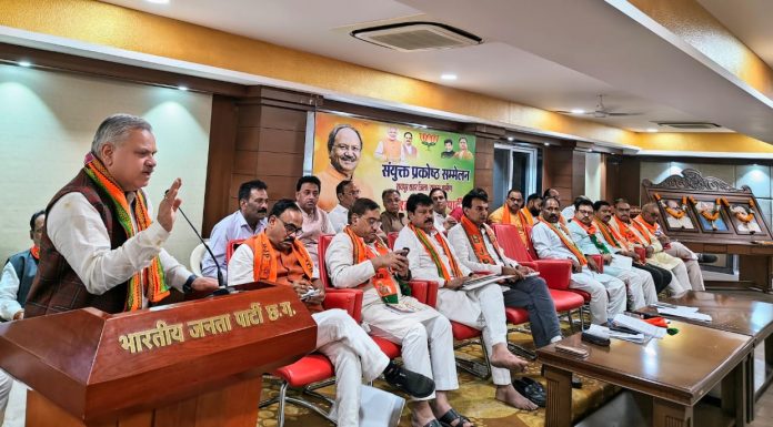 लोकसभा चुनाव में जीत का मंत्र देने कोर कमेटी सदस्यों के बीच पहुंचे अजय जाम्वाल