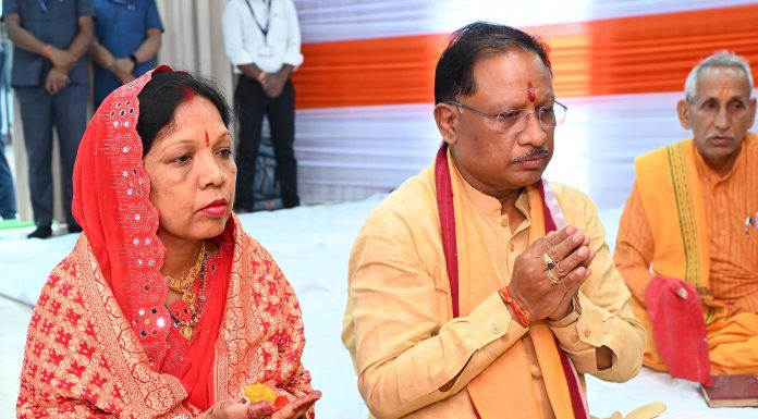 श्री हनुमान जन्मोत्सव पर विष्णु देव साय ने सपरिवार मुख्यमंत्री निवास में की पूजा-अर्चना