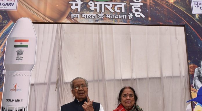 लोकसभा निर्वाचन 2024 : राज्यपाल हरिचंदन ने किया मतदान