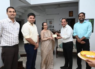 डाॅ. गौरव सिंह पहुंचे आईएएस अफसरों के घर कलेक्टर की पाती लेकर