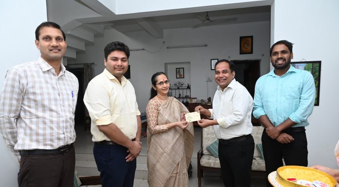 डाॅ. गौरव सिंह पहुंचे आईएएस अफसरों के घर कलेक्टर की पाती लेकर