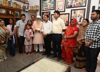 जब कलेक्टर डाॅ. गौरव सिंह पीले चावल और कलेक्टर की पाती लेकर साहित्यकार विनोद शुक्ल और पद्मश्री मदन सिंह चौहान के निवास पहुंचे