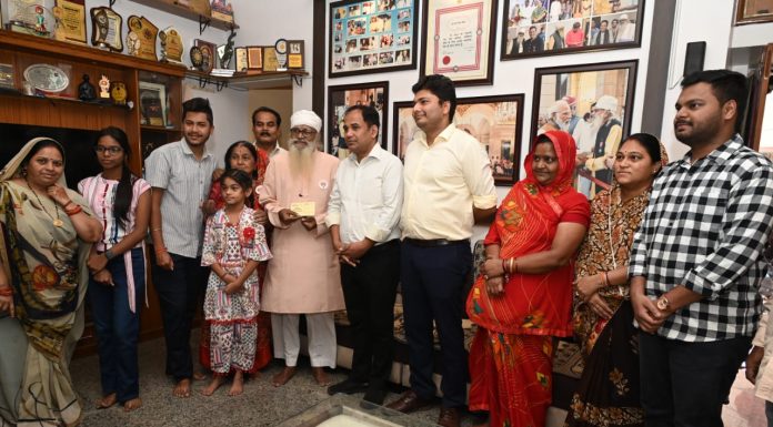 जब कलेक्टर डाॅ. गौरव सिंह पीले चावल और कलेक्टर की पाती लेकर साहित्यकार विनोद शुक्ल और पद्मश्री मदन सिंह चौहान के निवास पहुंचे