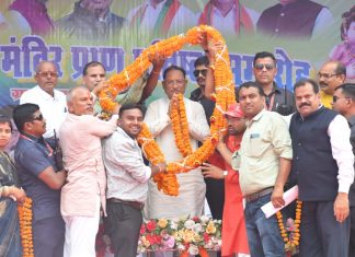 मुख्यमंत्री विष्णु देव साय आज मुंगेली जिले के ग्राम फरहदा में भक्तमाता कर्मा मंदिर प्राण प्रतिष्ठा समारोह में शामिल हुए