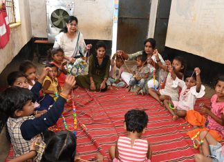 नन्हे मुन्ने बच्चों को आंगनबाड़ी केन्द्र में मिल रही शीतल हवा