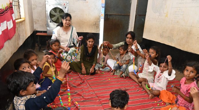 नन्हे मुन्ने बच्चों को आंगनबाड़ी केन्द्र में मिल रही शीतल हवा