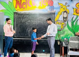 फ्लैगशिप योजनाओं की जानकारी लेने बलौदाबाजार कलेक्टर पहुंचे गांव