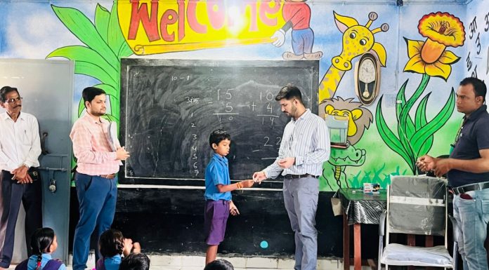 फ्लैगशिप योजनाओं की जानकारी लेने बलौदाबाजार कलेक्टर पहुंचे गांव