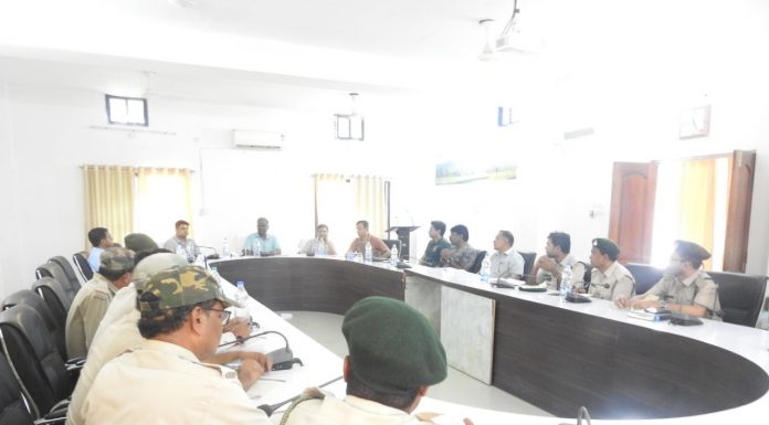 बारनवापारा अभ्यारण्य एवं सीमावर्ती वनक्षेत्र में विचरण कर कर रहे बाघ की सुरक्षा एवं मॉनिटरिंग को लेकर प्रधान मुख्य वन संरक्षक (व.प्रा.) एवं वन्यप्राणी अभिरक्षक की अध्यक्षता में बैठक संपन्न