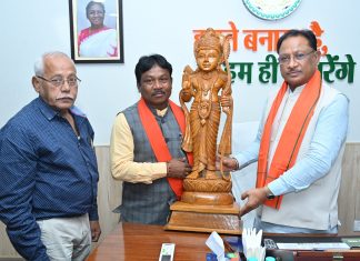 मुख्यमंत्री से नवनिर्वाचित सांसद महेश कश्यप ने की सौजन्य मुलाकात