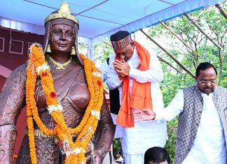 मुख्यमंत्री विष्णु देव साय ने वीरंगना रानी दुर्गावती की प्रतिमा पर माल्यार्पण कर उन्हें नमन किया
