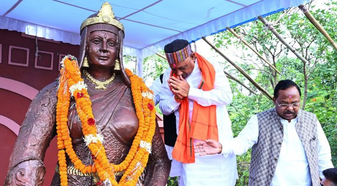 मुख्यमंत्री विष्णु देव साय ने वीरंगना रानी दुर्गावती की प्रतिमा पर माल्यार्पण कर उन्हें नमन किया