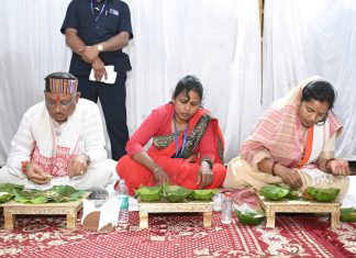 स्वच्छता दीदियों के साथ मुख्यमंत्री ने किया भोजन, जनजाति गौरव समाज की बहनों ने भोजन परोसा