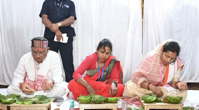 स्वच्छता दीदियों के साथ मुख्यमंत्री ने किया भोजन, जनजाति गौरव समाज की बहनों ने भोजन परोसा