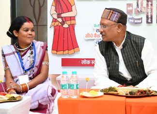 जब मितानिन दीदियों के साथ पंगत में बैठकर मुख्यमंत्री ने किया भोजन