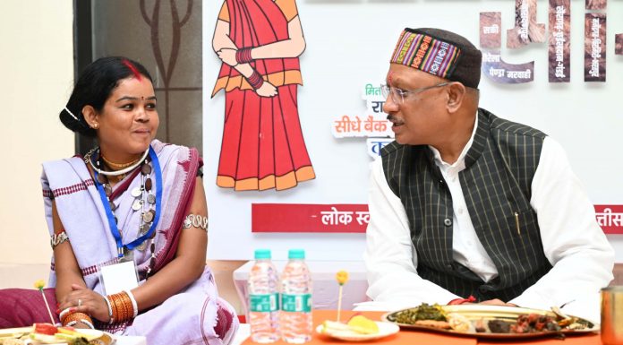 जब मितानिन दीदियों के साथ पंगत में बैठकर मुख्यमंत्री ने किया भोजन